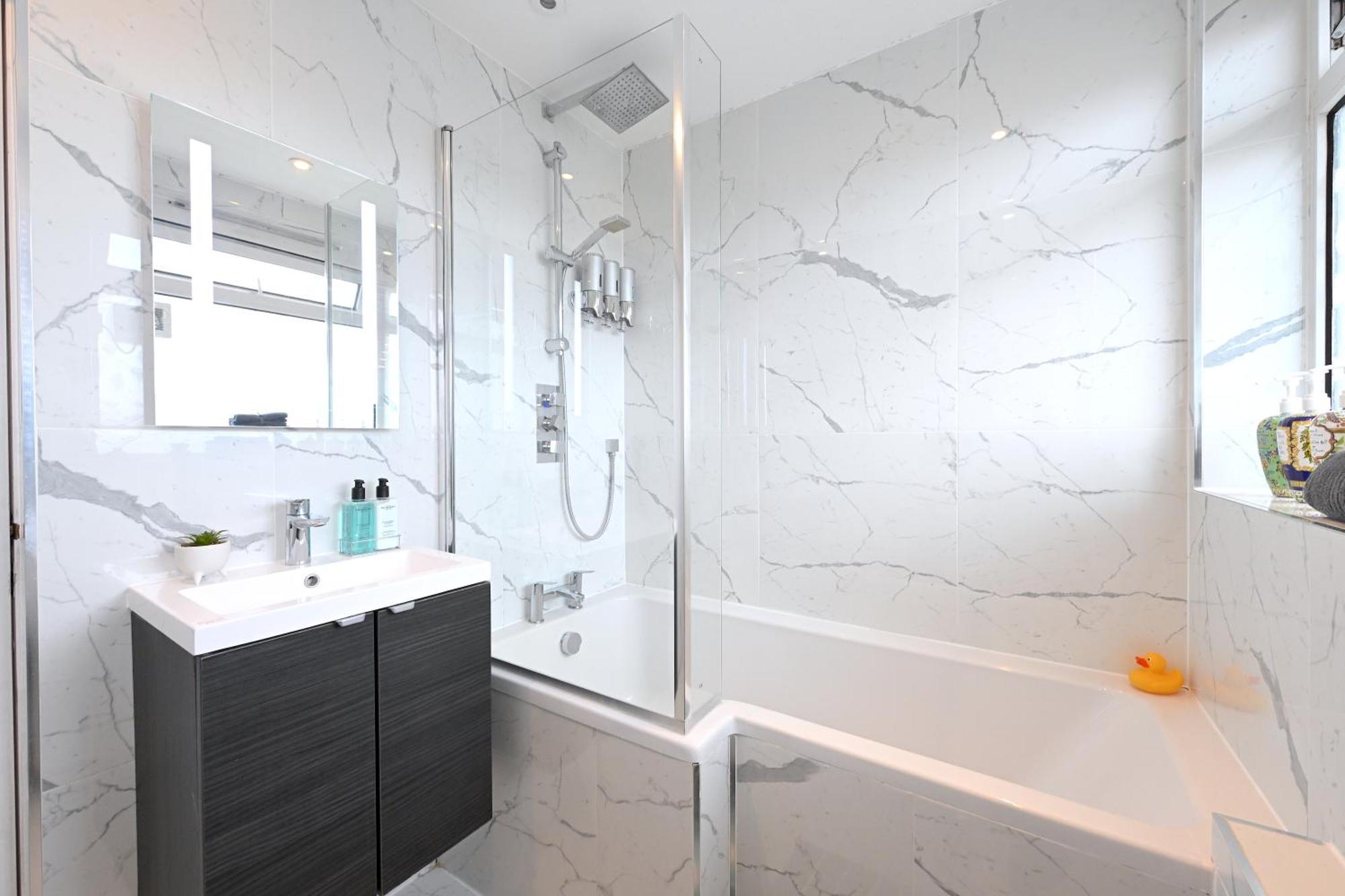 Superb 4 Bedroom Flat In The Heart Of Camden Town Лондон Экстерьер фото
