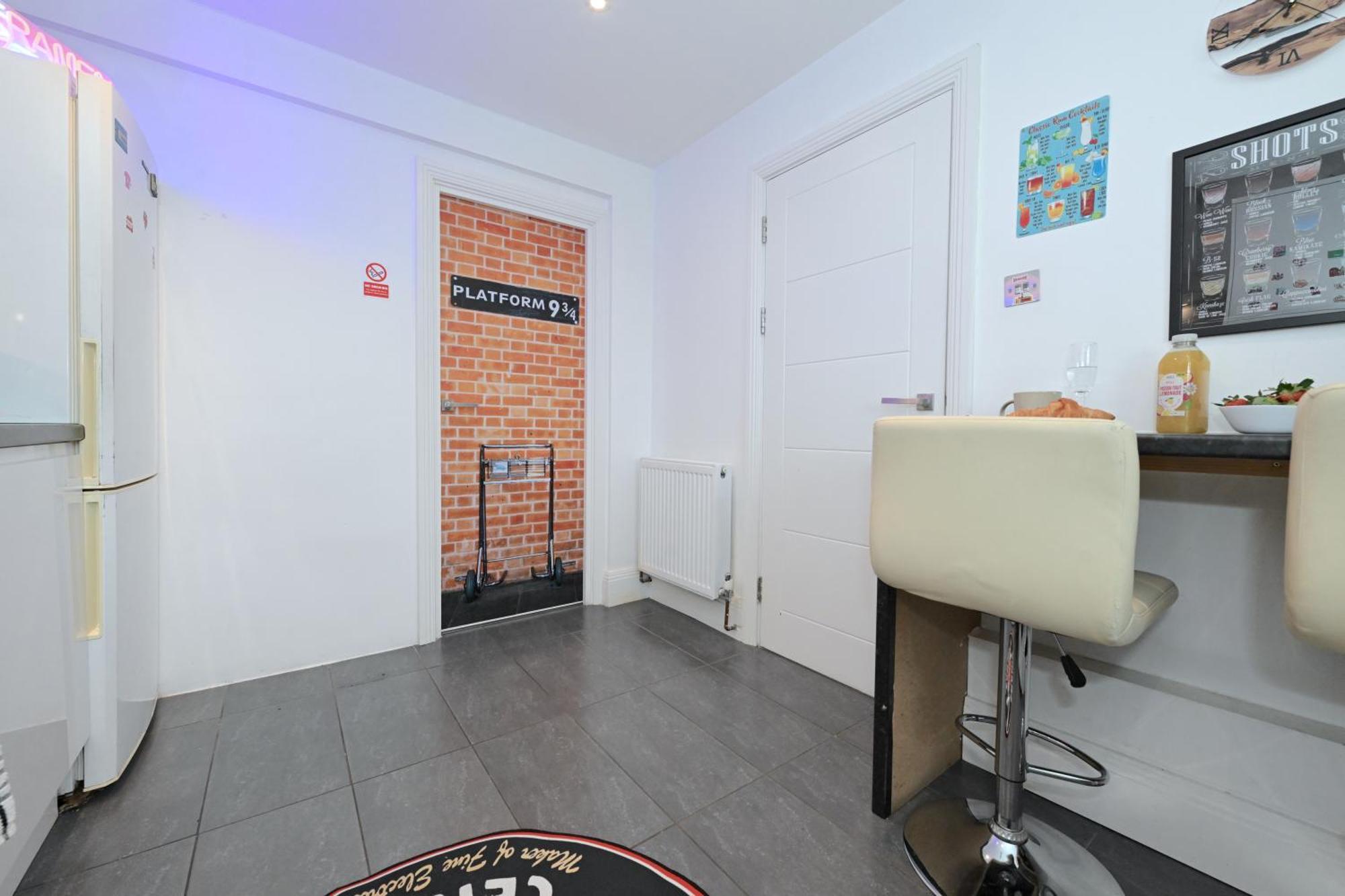 Superb 4 Bedroom Flat In The Heart Of Camden Town Лондон Экстерьер фото