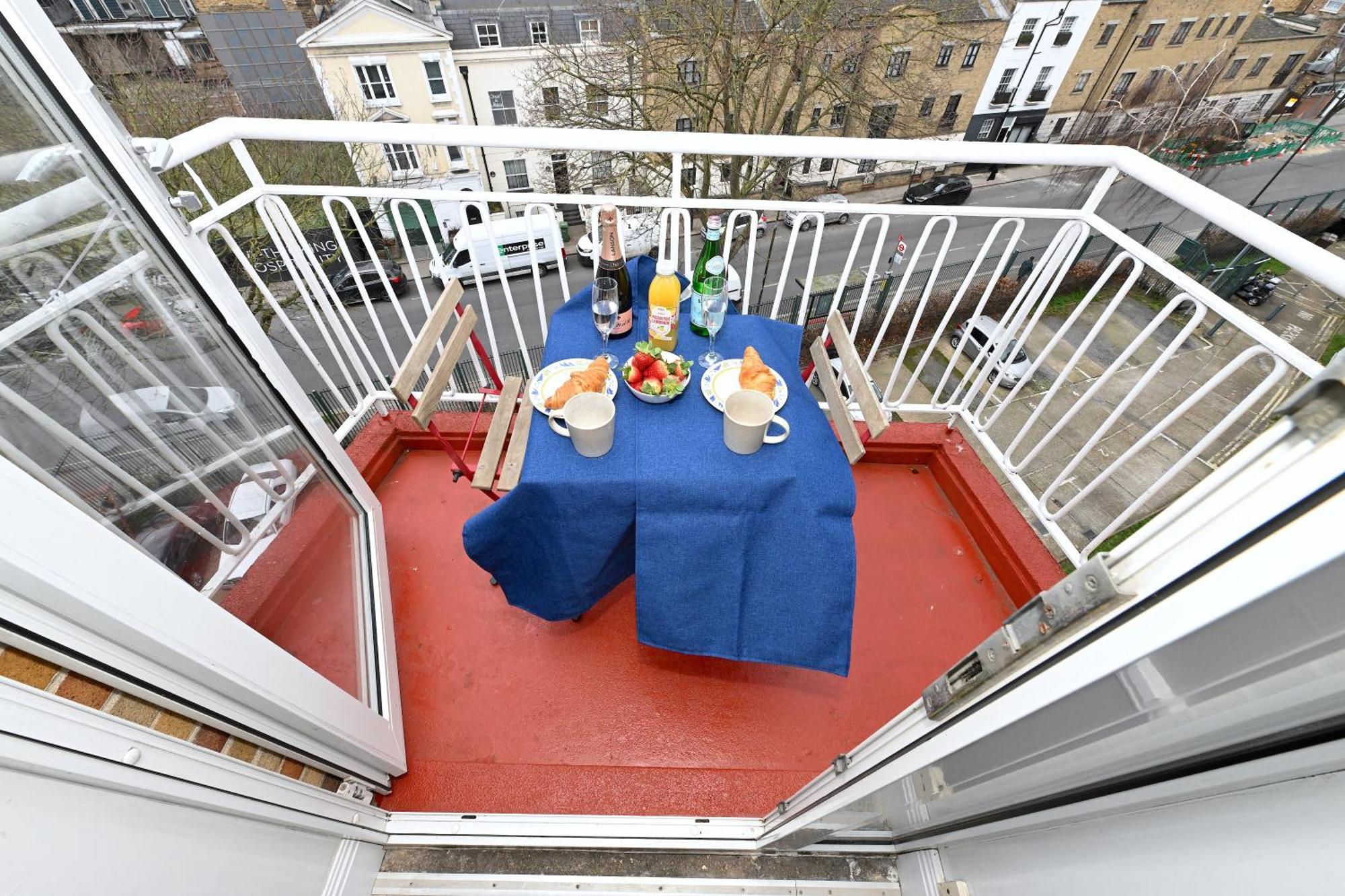 Superb 4 Bedroom Flat In The Heart Of Camden Town Лондон Экстерьер фото