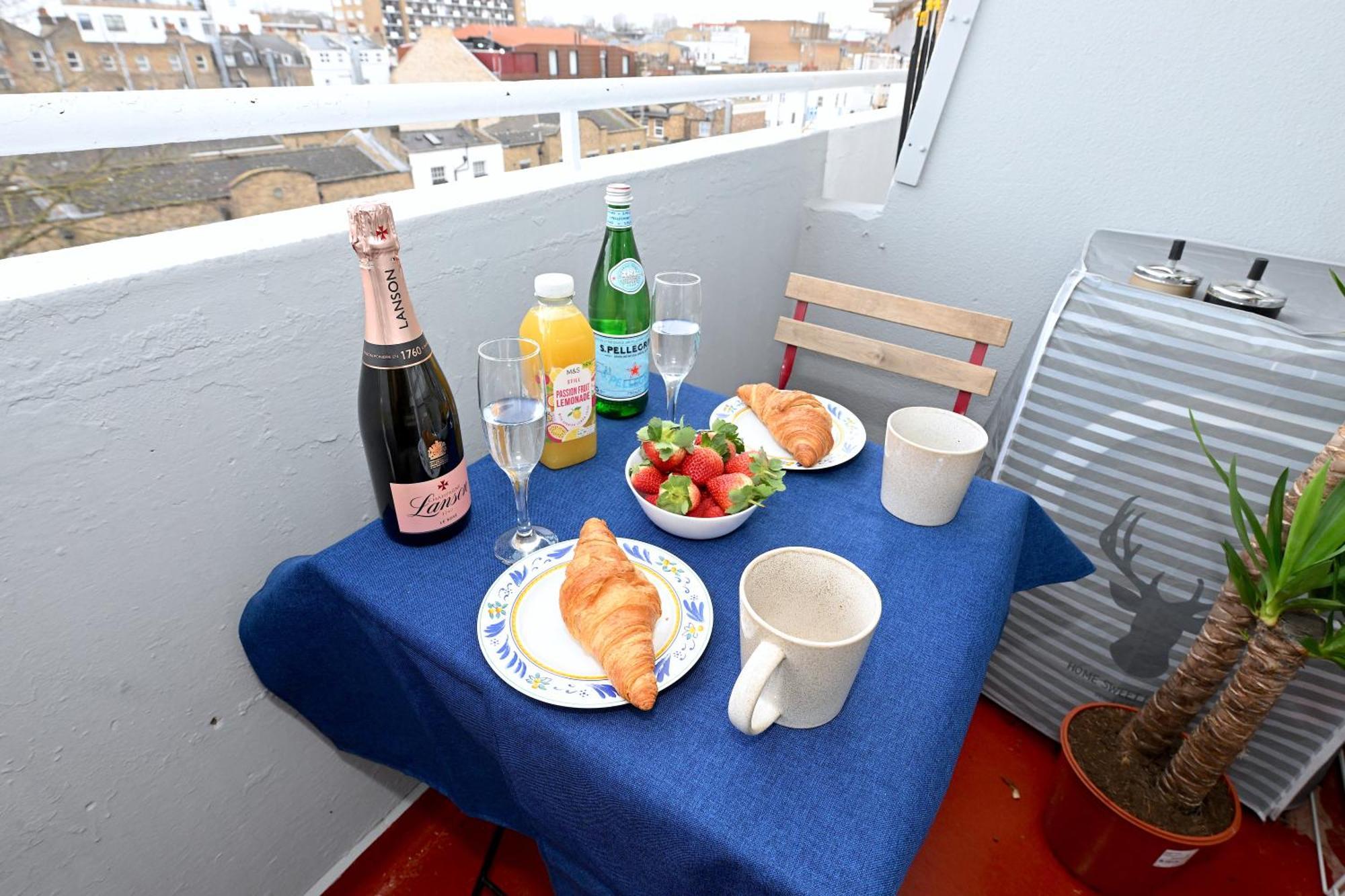 Superb 4 Bedroom Flat In The Heart Of Camden Town Лондон Экстерьер фото